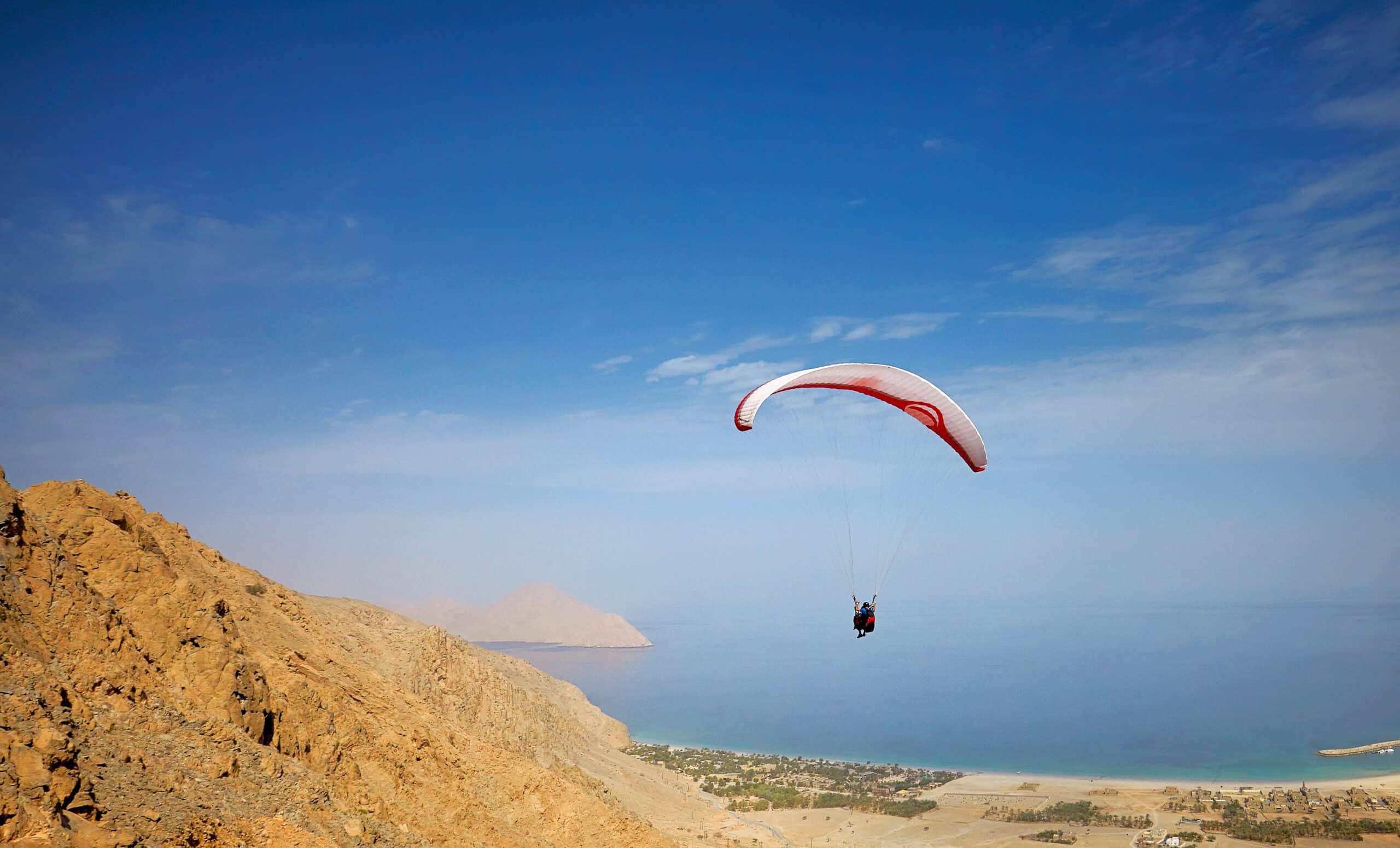 parapente zighy bay oman six senses