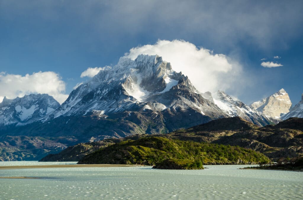 Vue panoramique sur le Parc National de Torres del Paine en Patagonie, au sud du Chili.