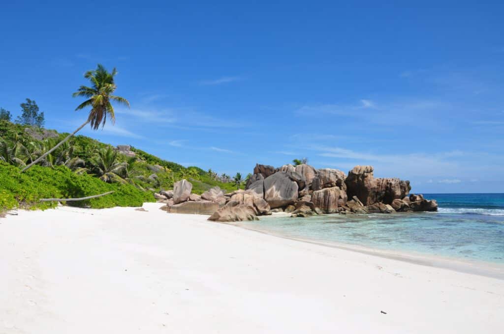 plage de la cote or Praslin face a ocean indien