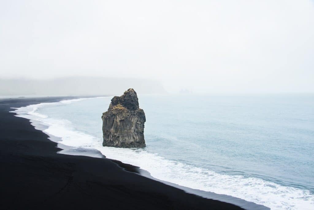 Plage de sable noir à Vik au sud de l'Islande