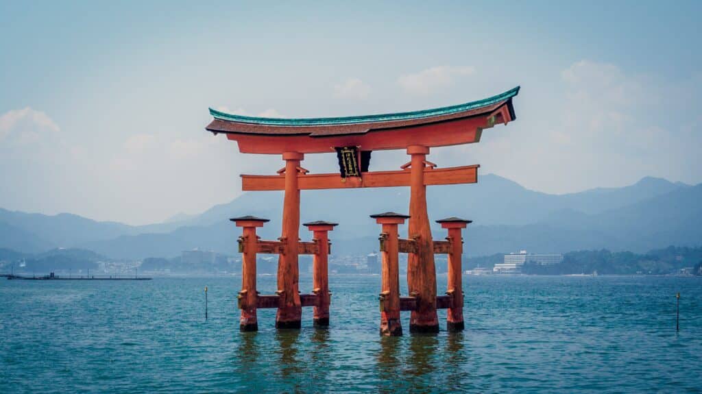 portique torii Itsukushima miyajima hiroshima mer japon