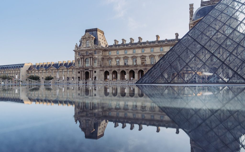 pyramide du Louvre musée Paris France