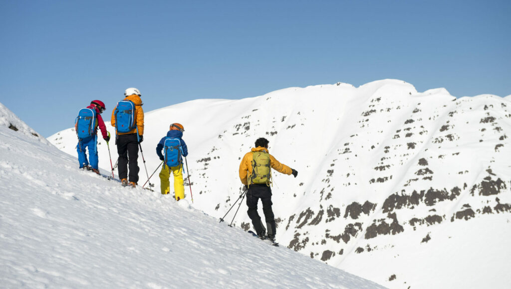 Famille de andonneurs en ski sur un hors-piste du nord de l'Islande.