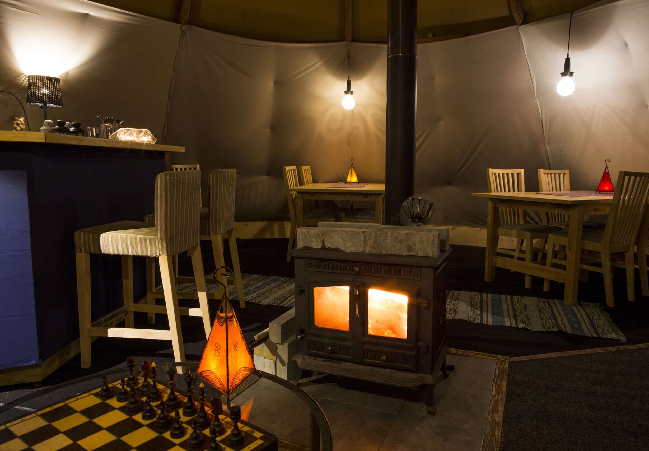 Restaurant dans une tente de l'Aurora Camp Safari, Suède.