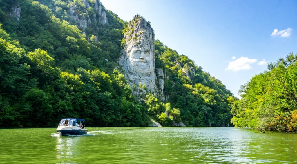 rivière Danube au fil de l'eau bateau statue de Decebal Roumanie