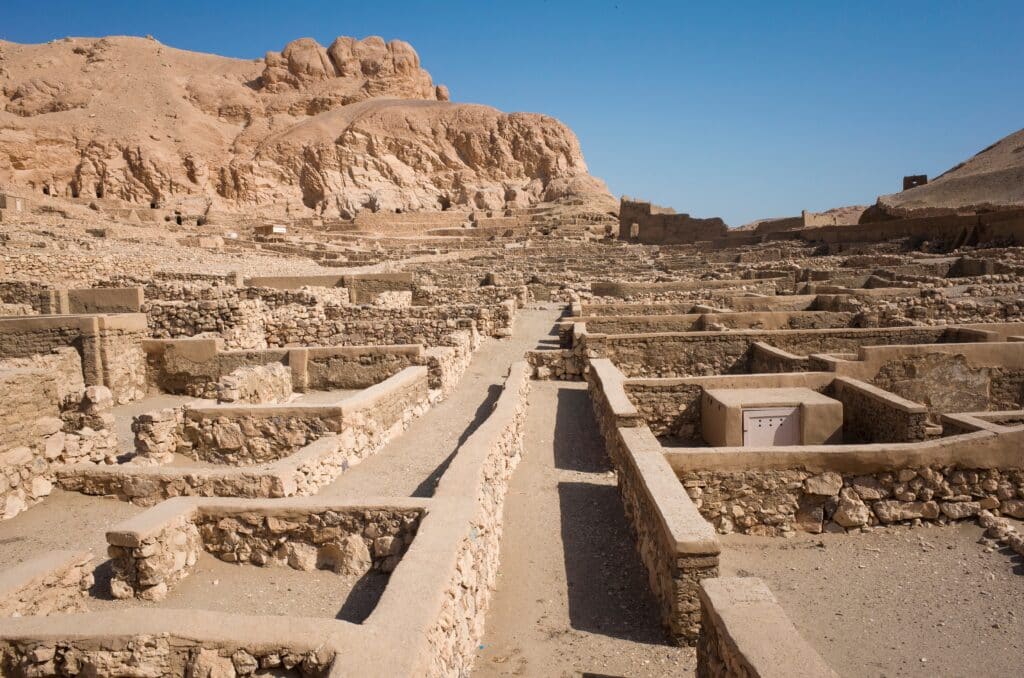 Vestiges de la rue principale dans la Vallée des Artisans sur un site archéologique de l'Égypte antique à Louxor.