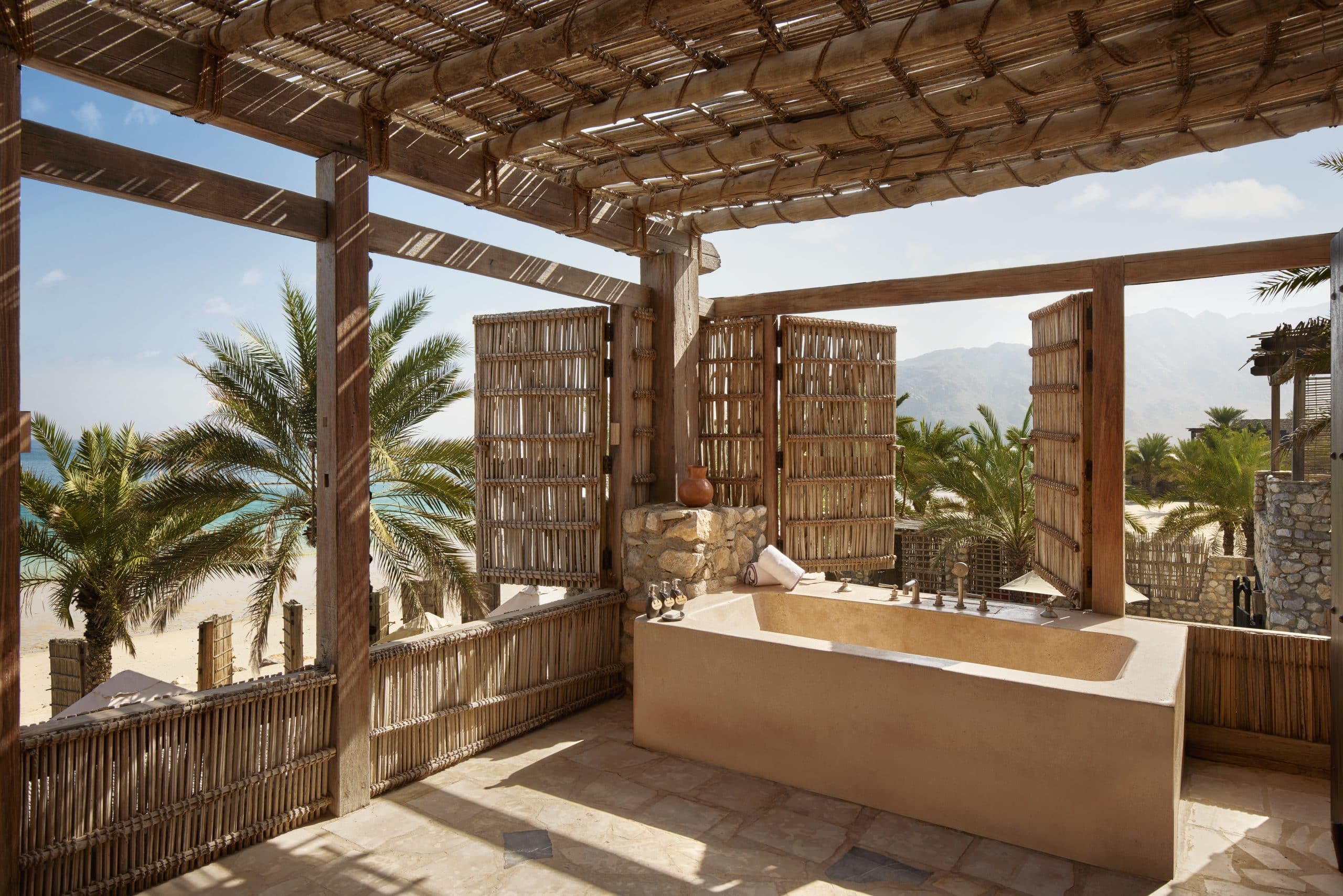 salle de bain extérieure The Private Reserve   Master zighy bay oman six senses