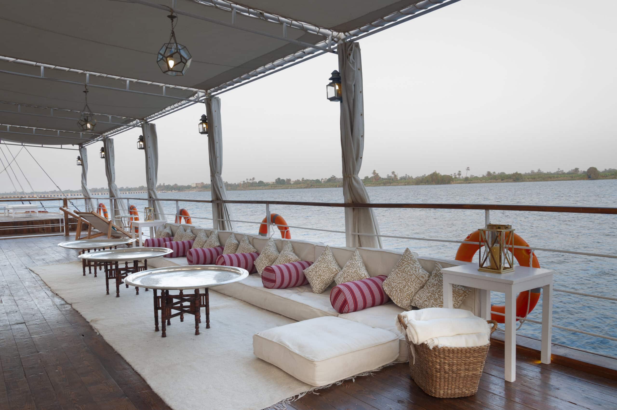 Salon extérieur sur le pont du bateau de croisière Lazuli sur le Nil.