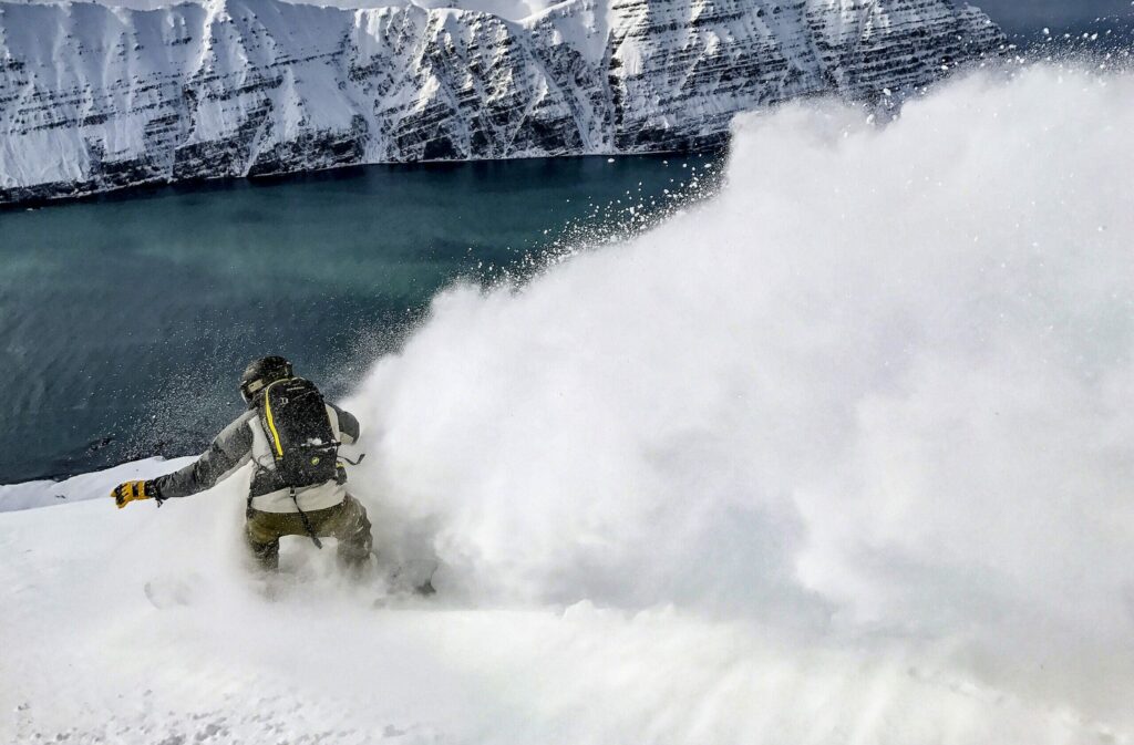 Skieur face a la mer en Islande.