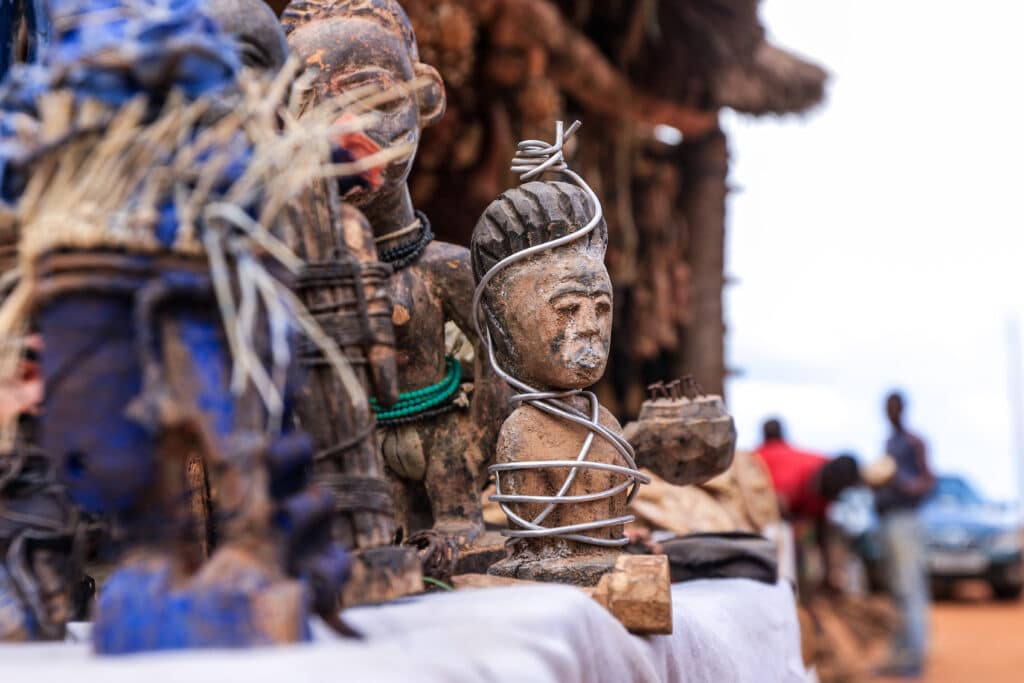 Statues vaudou sur le marché du point de non retour au Bénin
