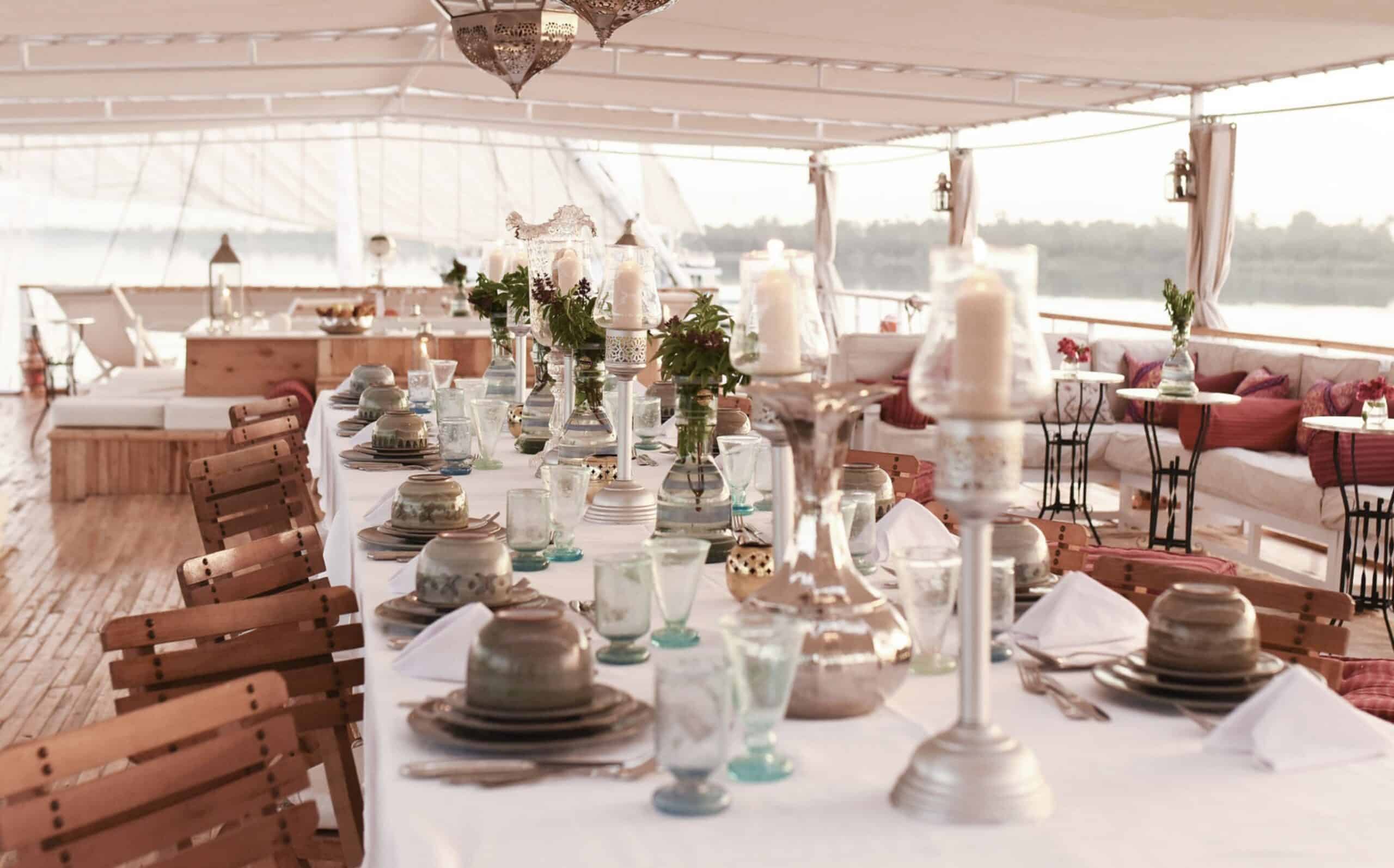 Table sur la terrasse du restaurant du Lazuli lors d'une croisière sur le Nil.