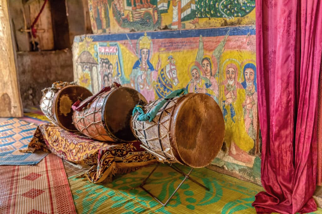 Tambours religieux du monastere d'Entos Eyesu situé sur une petite ile du lac Tana en Ethiopie.