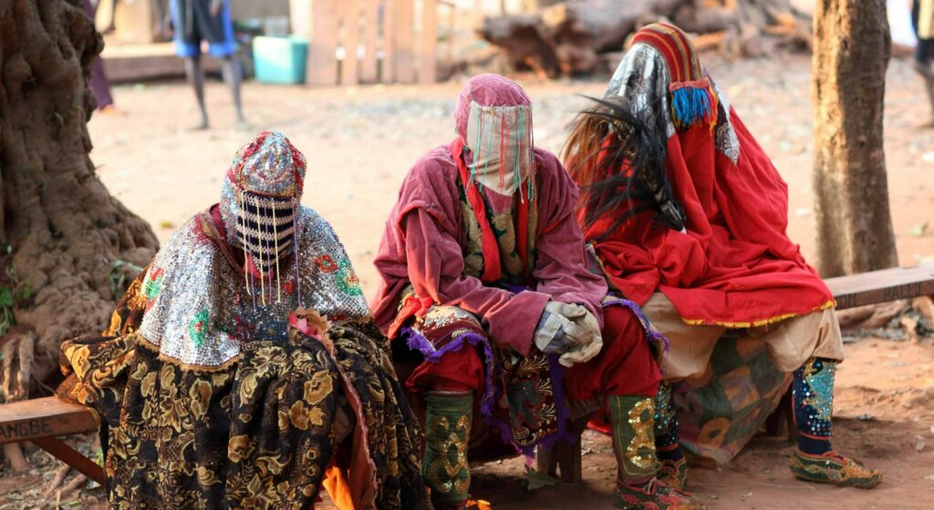 Tenues traditionnelles portées lors d'un festival vaudou durant la fete national au Benin.