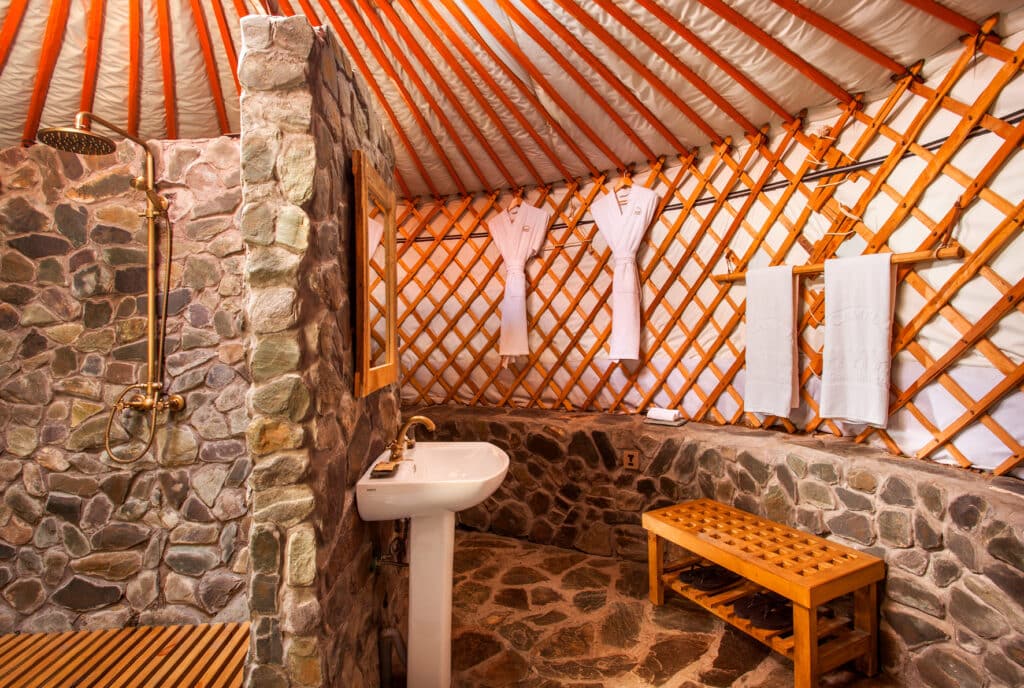 Salle de bain d'une yourte du Three Camel Lodge en Mongolie