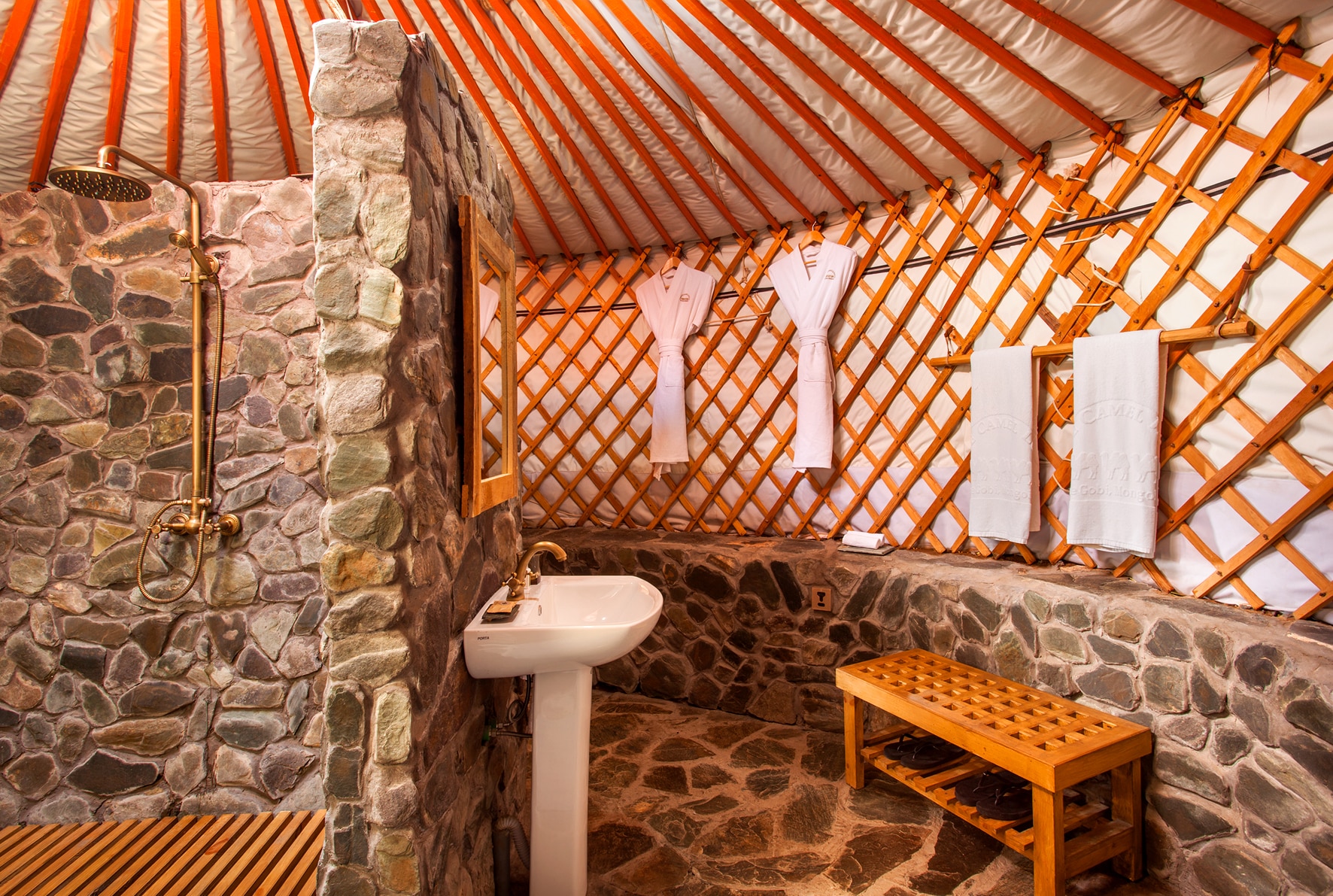 Salle de bain d'une yourte du Three Camel Lodge en Mongolie