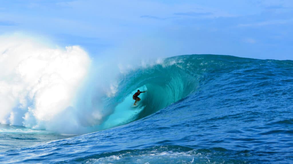 Surfing,The,Waves,In,Tahiti