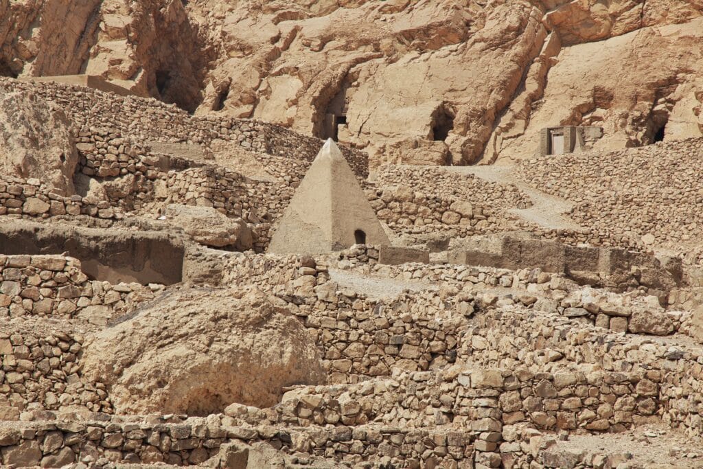 vue de loin de l'entrée d'un tombeau dans la Vallée des Artisans à Louxor, en Égypte.