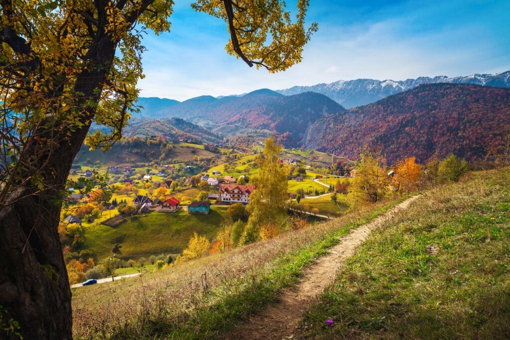 vallée champêtre Magura village de montagne gorge de Zarnesti Transylvanie Carpates Roumanie