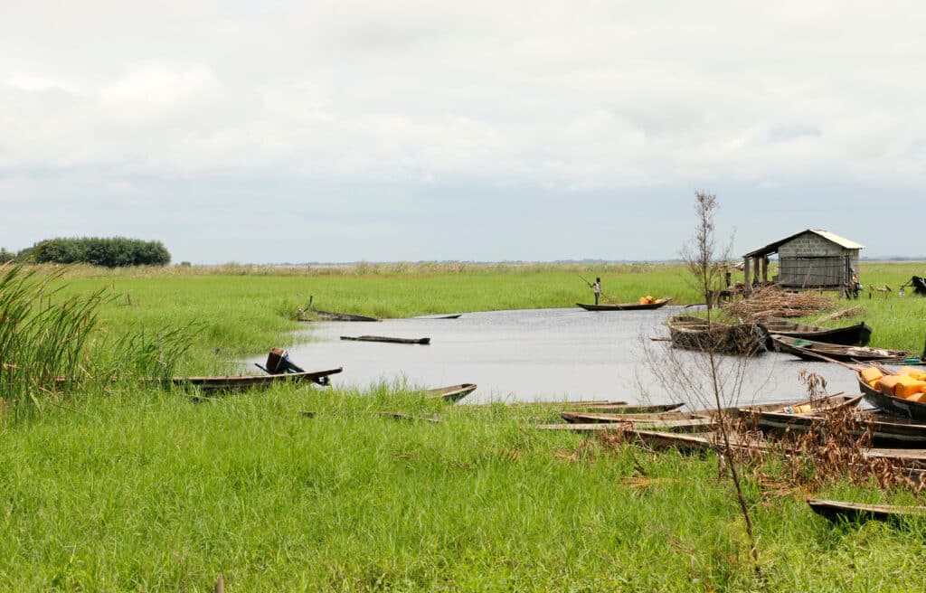 Scène de vie rurale autour du lac Ahémé au Benin