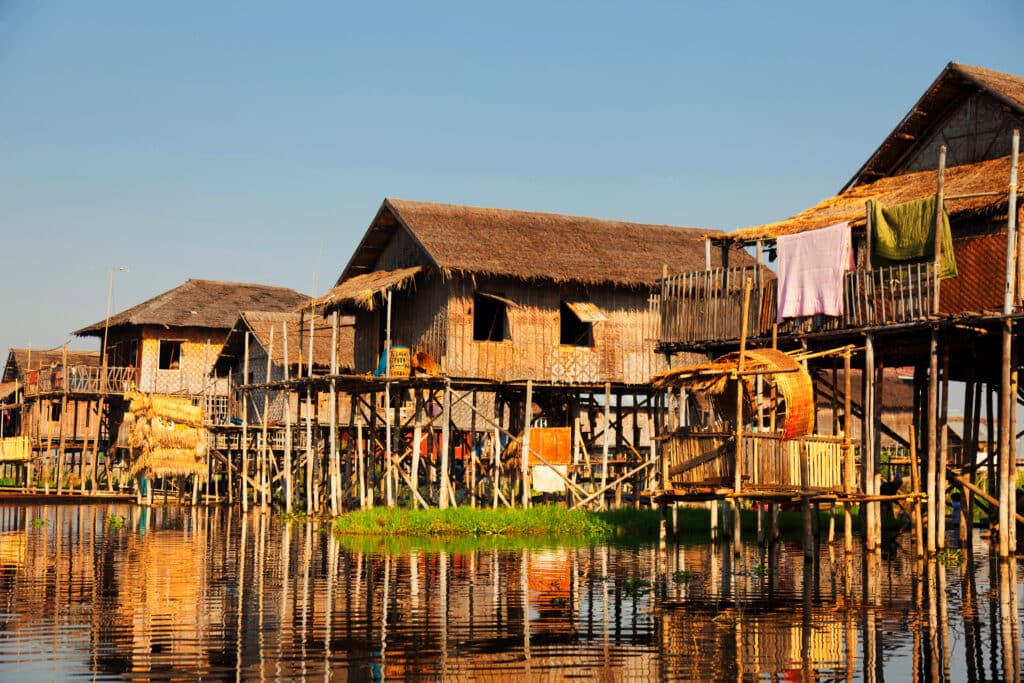 Ttraditional,Floating,Village,Houses,In,Inle,Lake