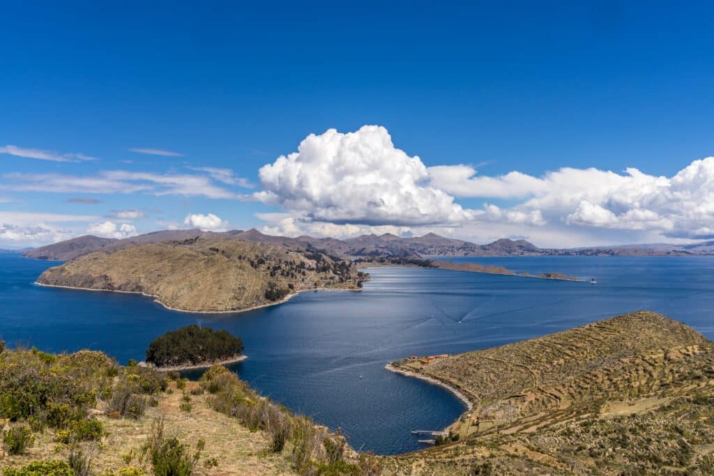 Vue panoramique sur le lac Titicaca depuis l'Isla del sol en Bolivie.