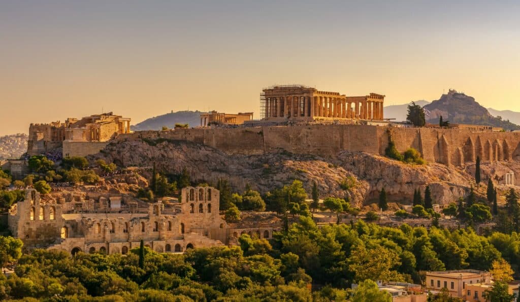 Vue panoramique de l'Acropole d'Athènes au coucher du soleil en Grèce continentale.