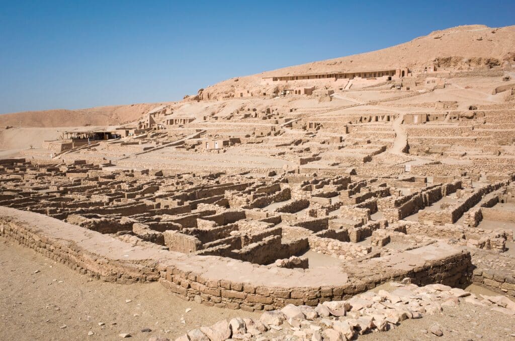 Vue panoramique de la Vallée des Artisans à Louxor, en Égypte.