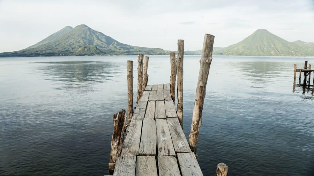 vue ponton lac atitlan volcan pacaya