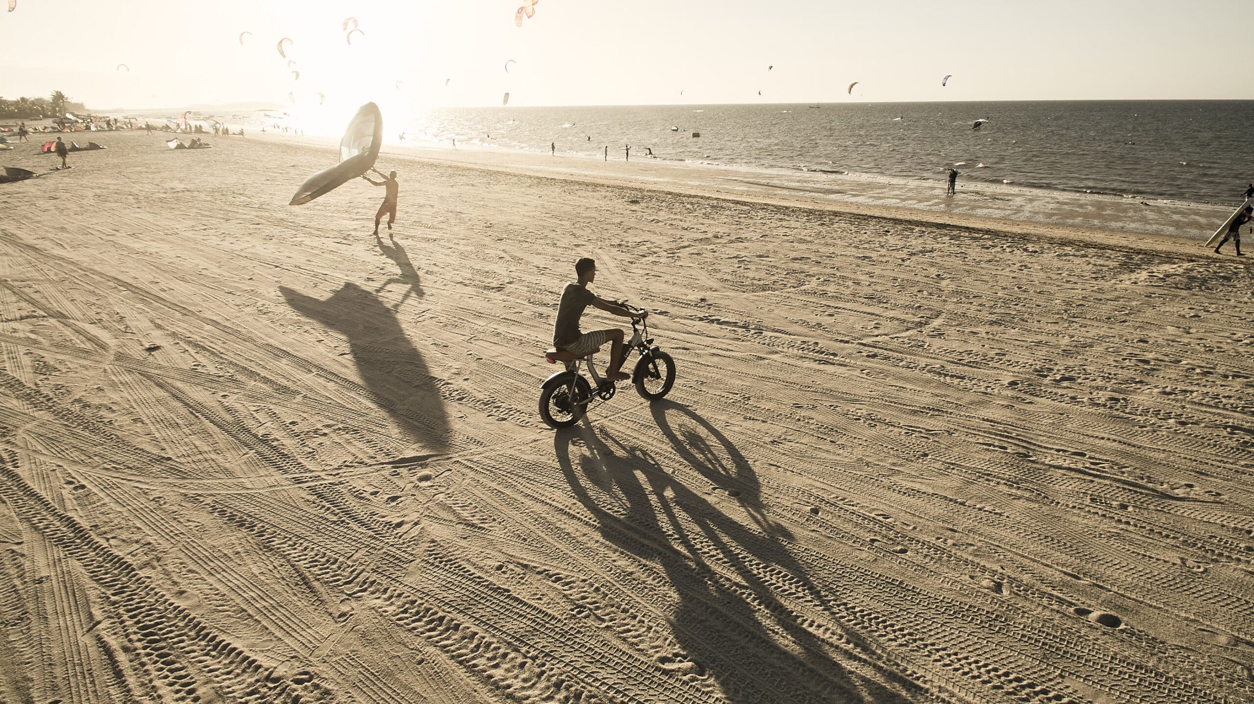 Brésil Rancho do Peixe vélo et voiles sur la plage