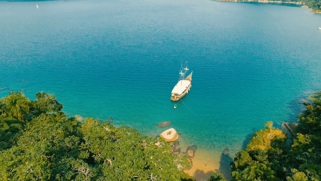 Croisière dans le jardin d’Eden brésilien Saco de Mamangua Brésil bateau privé longeant la jungle