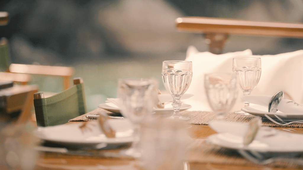 Croisière dans le jardin d’Eden brésilien Saco de Mamangua Brésil table de déjeuner