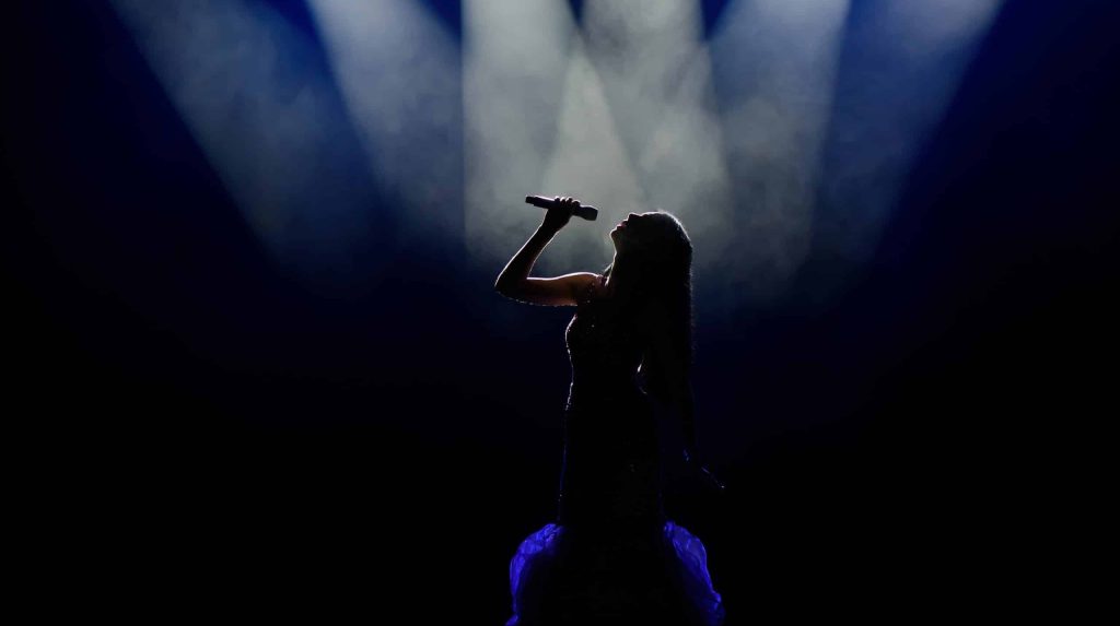 Singer,In,Silhouette