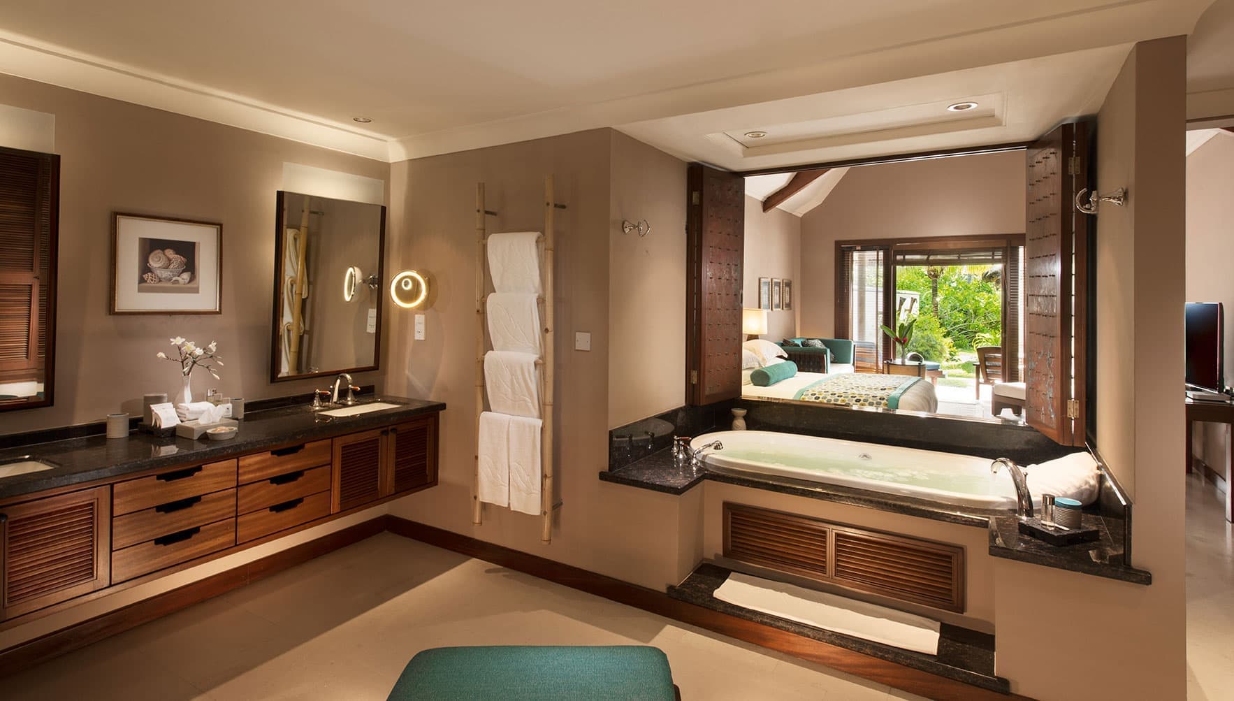 Salle de bain suite Constance Lemuria Seychelles