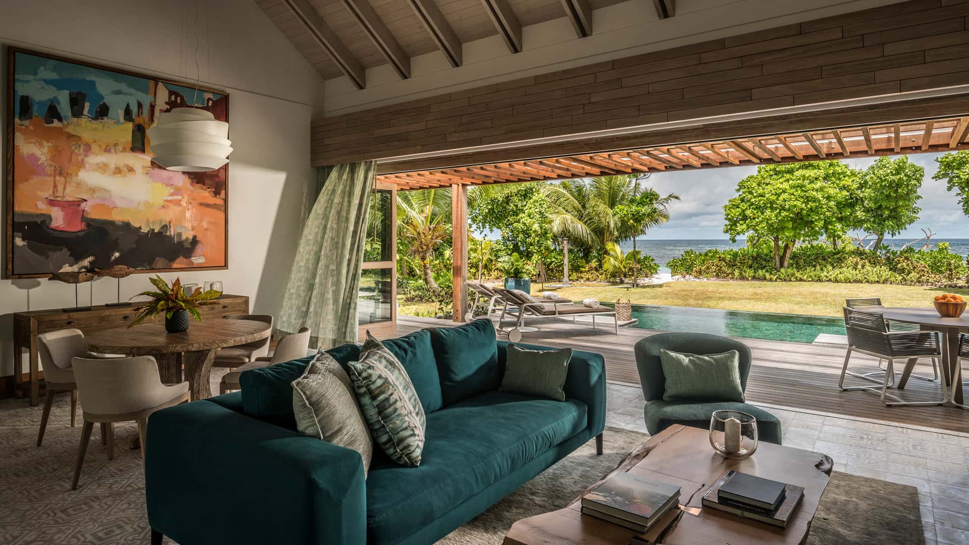 Salon suite vue piscine Four seasons Desroches island seychelles