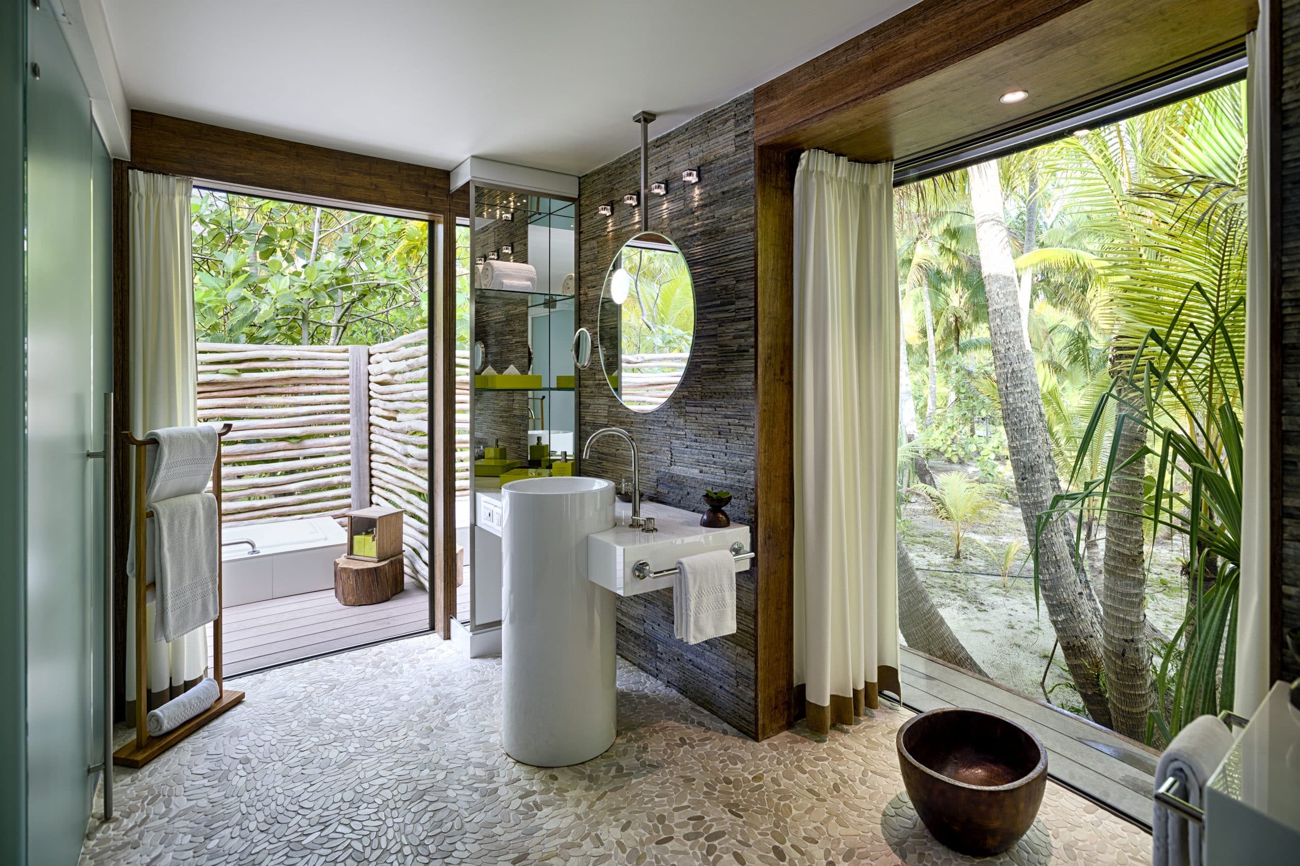The Brandohotel chambre salle bain polynesie francaise ocean pacifique baie vitree vue exterieure