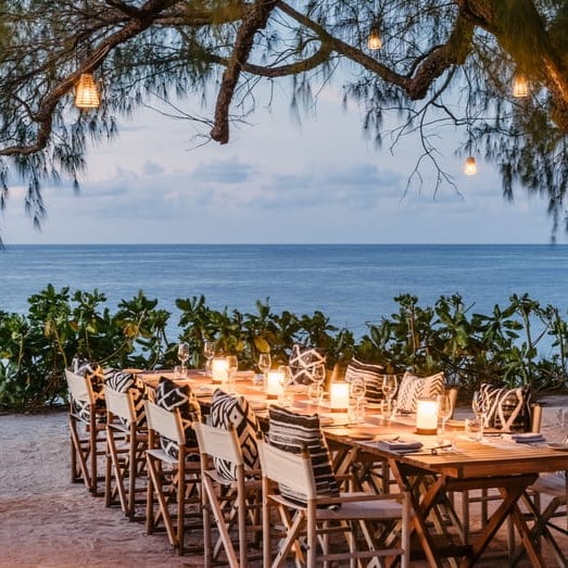 table restaurant extérieur Four seasons Desroches island seychelles