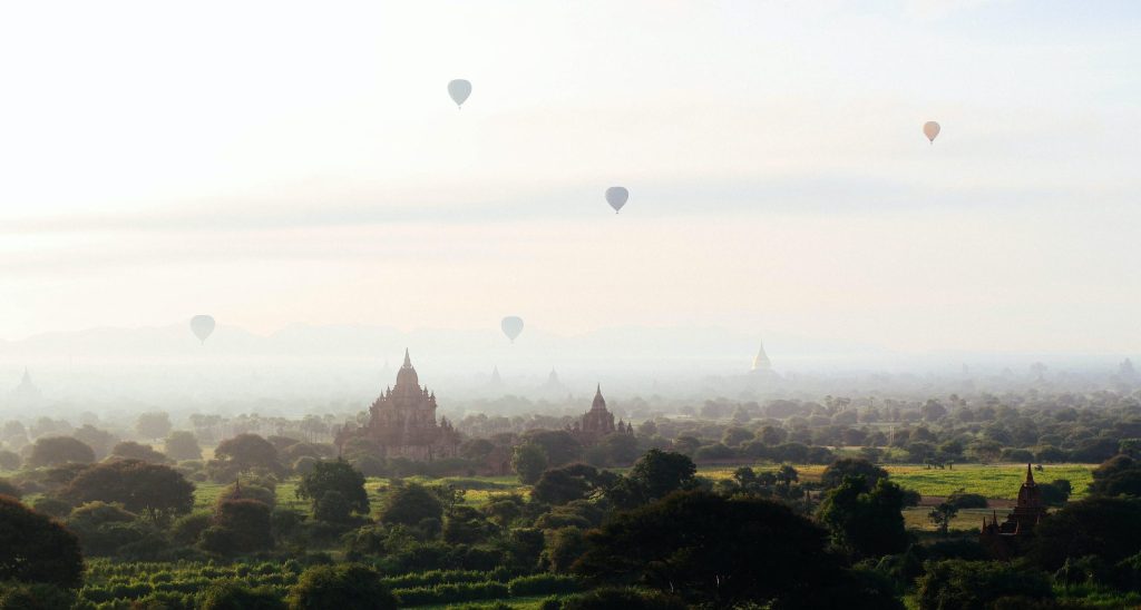 Birmanie survol en montgolfiere plaine de Bagan