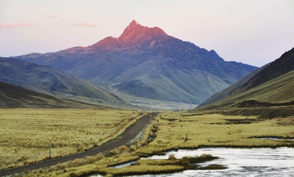 Cordillères et routes ferroviaires les plus hautes du monde au Pérou