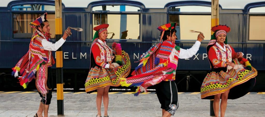 Culture ancestrale péruvienne depuis les routes ferroviaires au Pérou