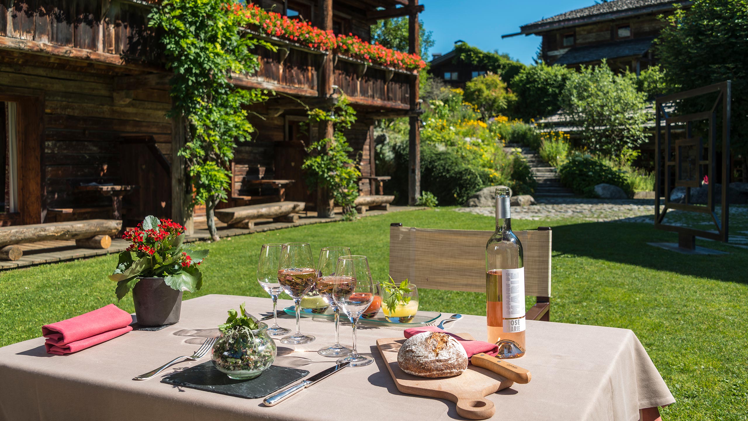 Domaine des etangs massignac France jardin repas