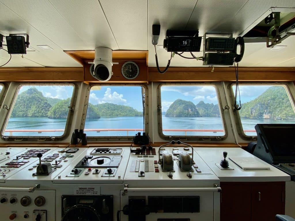 Kudanil Explorer Les îles oubliées de Raja Ampat Indonésie&Bali poste de pilotage