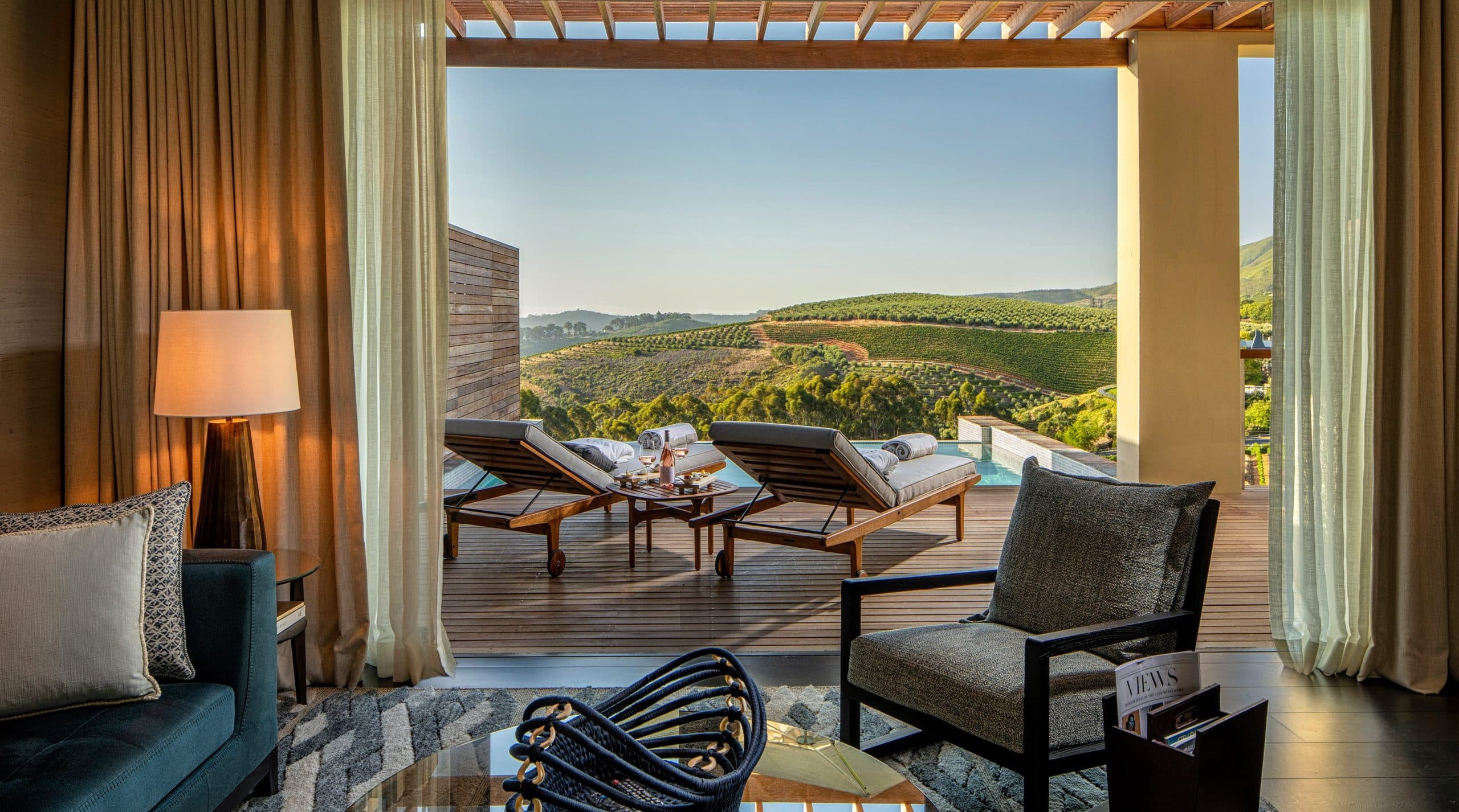 Lodge Superior salon, terrasse et vue vignoble delaire graff estate Afrique du Sud