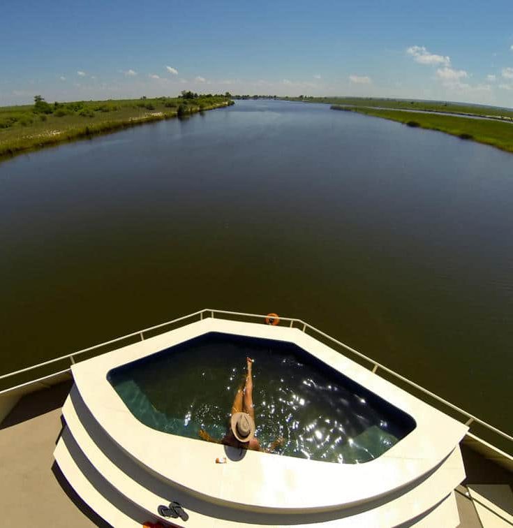 Piscine du pont Zambezi Queen by Mantis Botswana