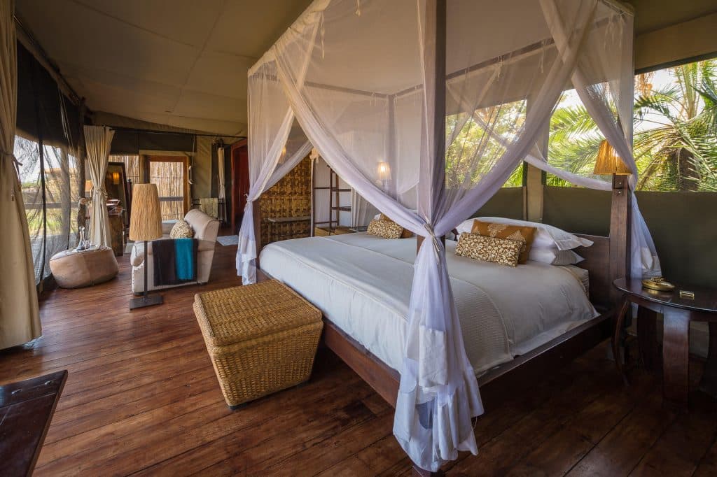 Shumba camp Zambie chambre avec lit à baldaquin