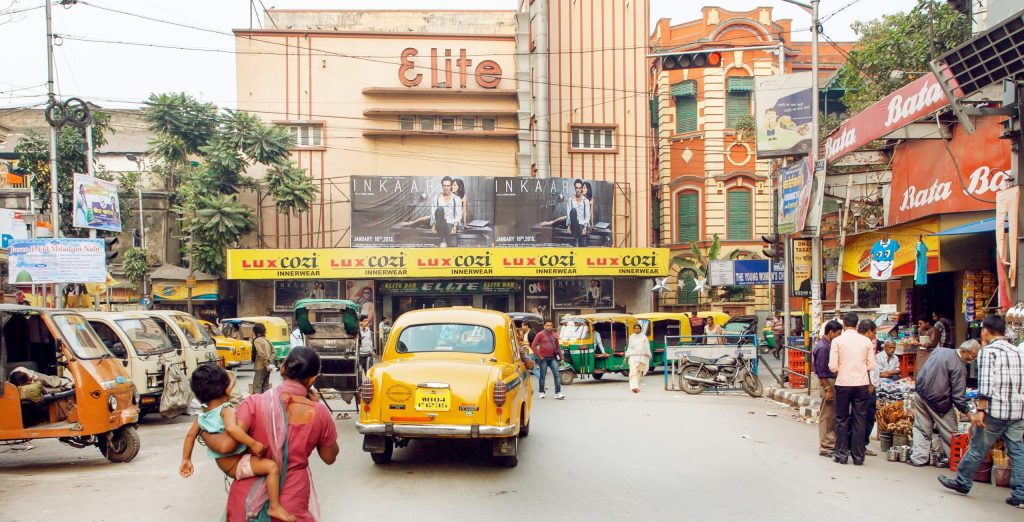 Kolkata,,India, ,Jan,14:,Women,With,A,Child,Crossing