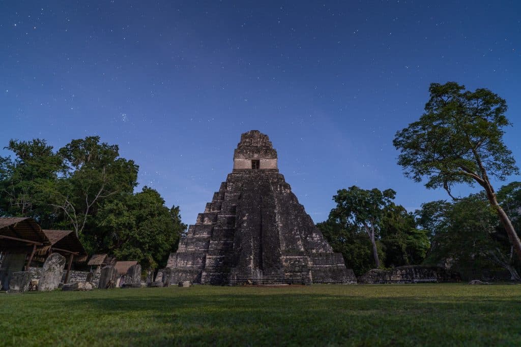 Sur les traces du Monde Perdu de Tikal vue de face et de nuit au Guatemala
