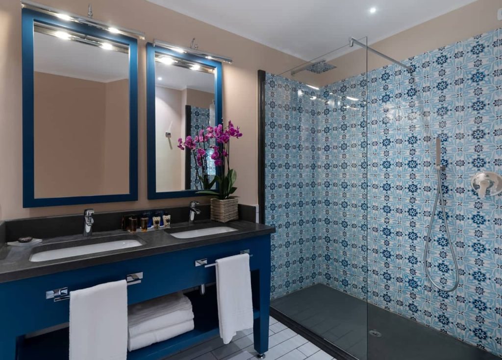 Therasia resort sea and spa Italie salle de bain bleue