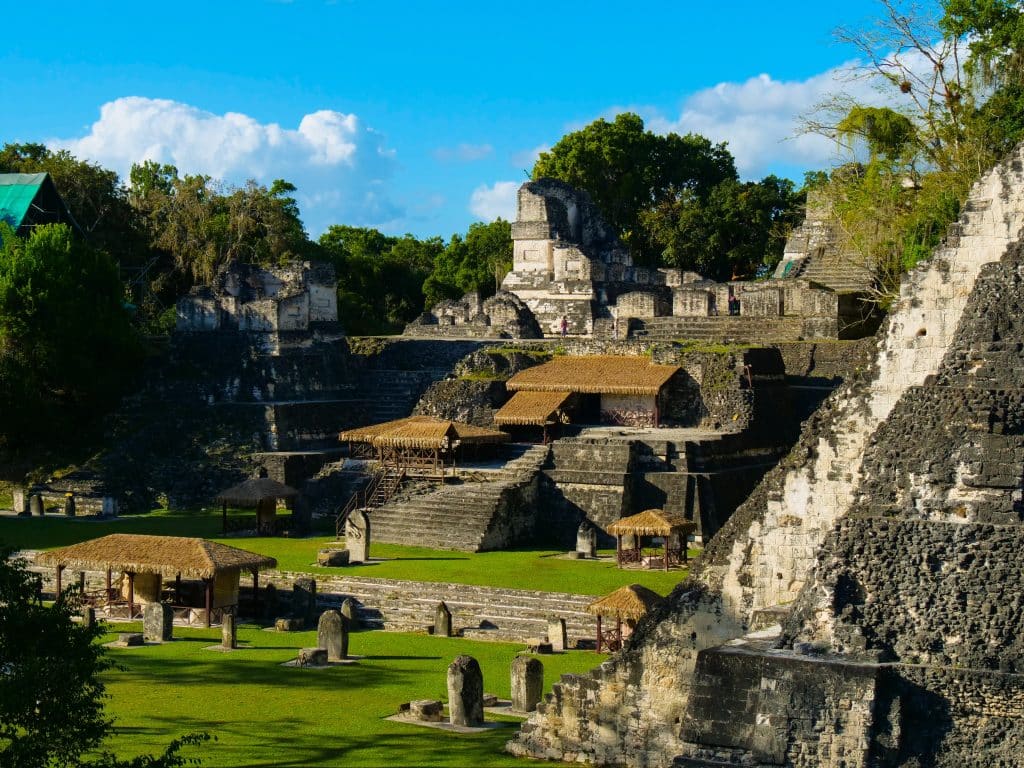 Vestiges historiques d'un site Maya sur les traces du Monde Perdu de Tikal au Guatemala