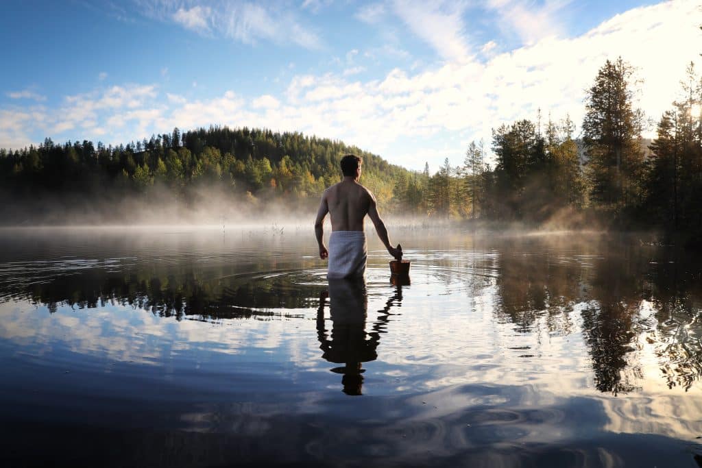 baignade lac apres sauna tradition chaud froid