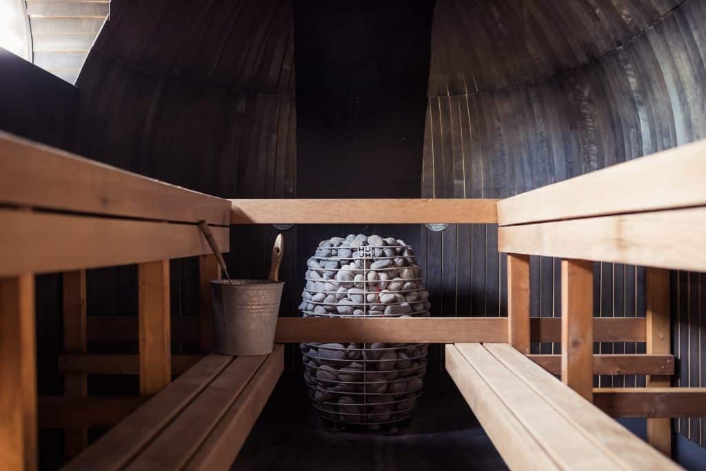 interieur sauna finlandais pierres chaudes